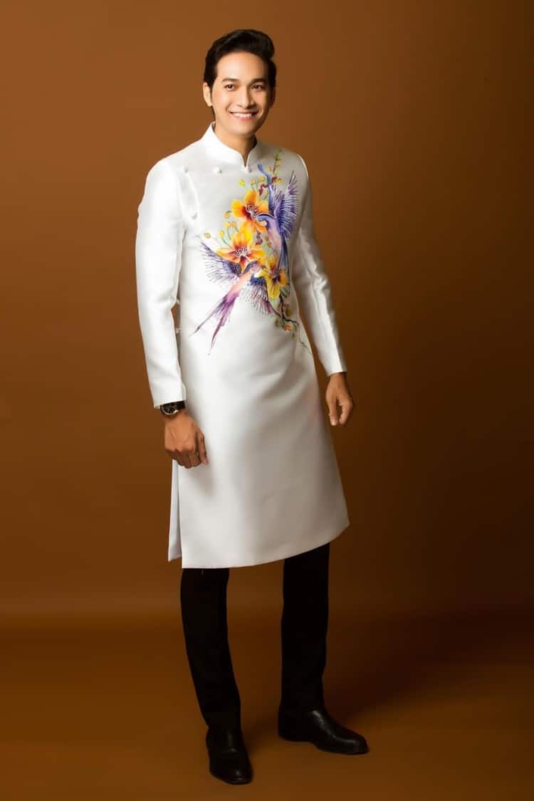 áo dài nam trắng vẽ hoa mai