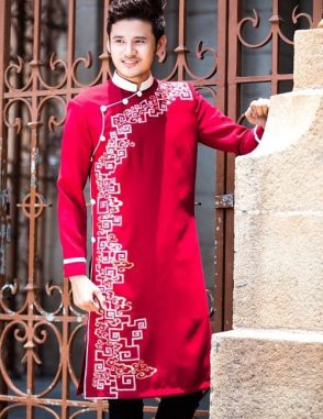 Áo dài nam cách tân màu đỏ cách điệu với họa tiết trắng