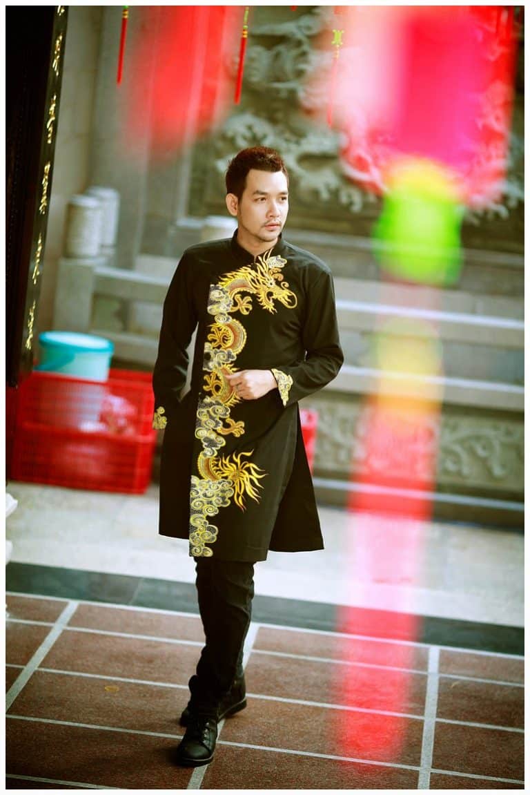 áo dài nam cách tân đen với rồng vàng