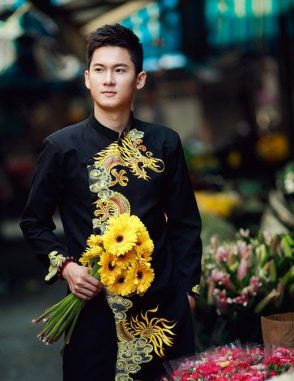 áo dài nam cách tân đen với rồng vàng
