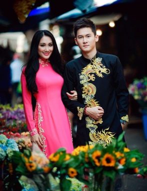 áo dài nam cách tân đen với rồng vàng
