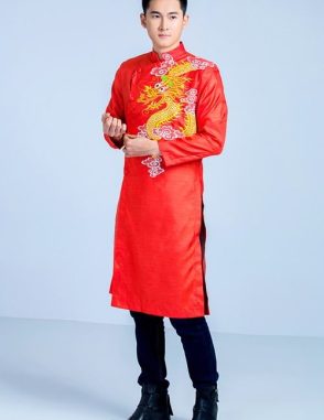 áo dài nam cách tân đỏ nổi bật với rồng vàng