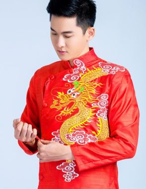 áo dài nam cách tân đỏ nổi bật với rồng vàng