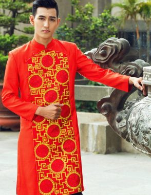 Áo dài nam cách tân đỏ phối gấm đặc sắc
