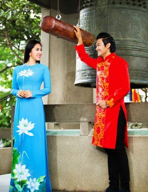 Áo dài nam cách tân đỏ phối gấm đặc sắc