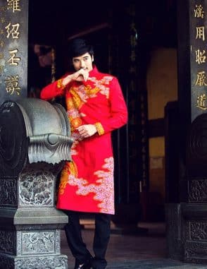 áo dài nam cách tân đỏ vẽ họa tiết vàng đồng
