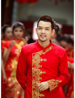 Áo dài nam cách tân đỏ vẽ họa tiết vàng lịch lãm