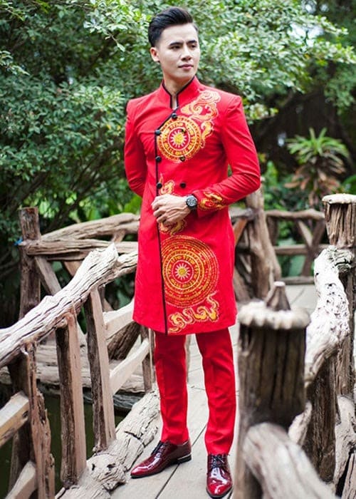 Áo dài nam cách tân đỏ vẽ họa tiết vàng