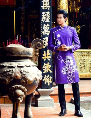 Áo dài nam màu tím vẽ hoa sen trắng