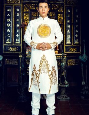 áo dài nam cách tân trắng vẽ họa tiết vàng đồng