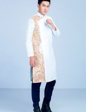 áo dài nam cách tân trắng vẽ họa tiết cam lịch lãm