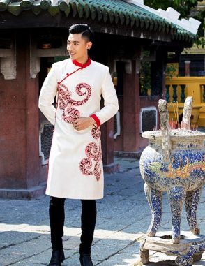 áo dài nam cách tân trắng vẽ họa tiết đỏ