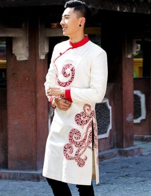 áo dài nam cách tân trắng vẽ họa tiết đỏ