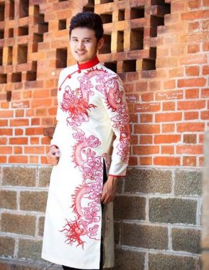 áo dài nam cách tân trắng vẽ rồng đỏ truyền thống