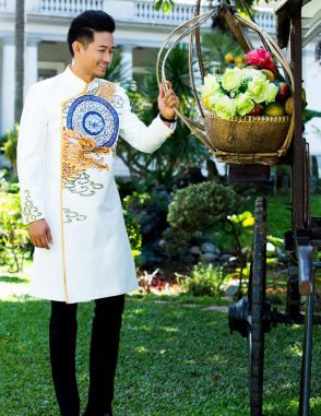 áo dài nam cách tân trắng với họa tiết rồng nổi bật