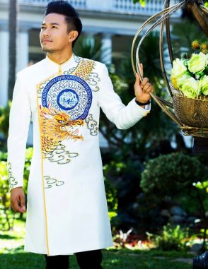 áo dài nam cách tân trắng với họa tiết rồng nổi bật