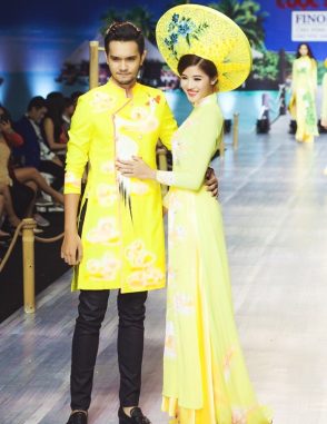 Áo dài nam cách tân vàng vẽ họa tiết nhiều màu