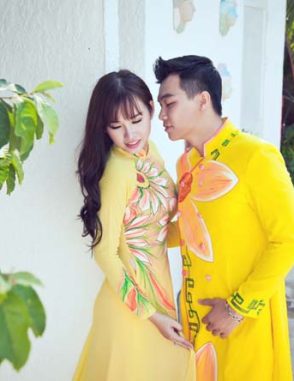 áo dài nam cách tân vàng vẽ hoa hướng dương