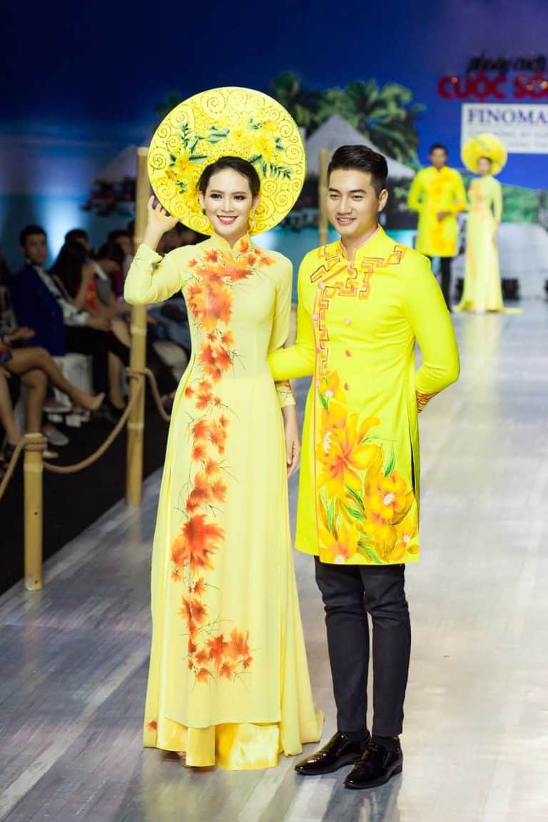Áo dài nam cách tân vàng vẽ hoa lan