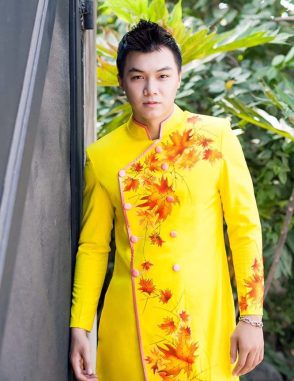 áo dài nam cách tân vàng vẽ lá phong đỏ