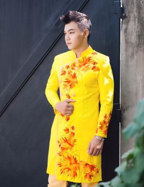áo dài nam cách tân vàng vẽ lá phong đỏ