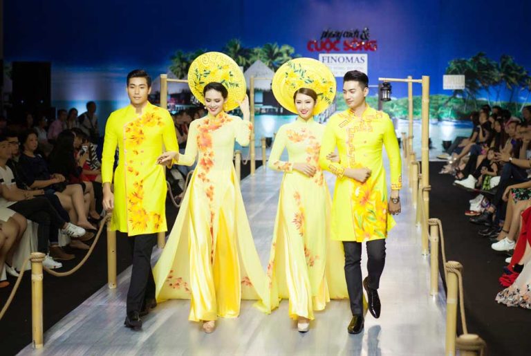 áo dài nam màu vàng vẽ lá phong đỏ