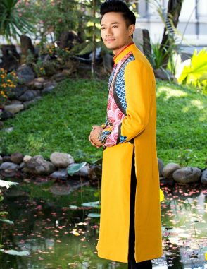 Áo dài nam cách tân màu vàng với họa tiết rồng cách điệu