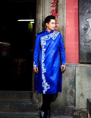 Áo dài nam cách tân màu xanh tươi trẻ vẽ họa tiết dân tộc