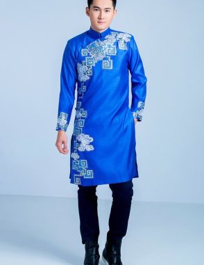 Áo dài nam xanh vẽ họa tiết ấn tượng
