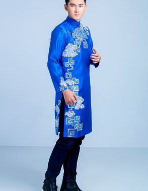 Áo dài nam xanh vẽ họa tiết ấn tượng