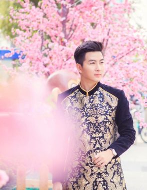 Áo dài nam gấm đen rồng vàng nổi bật