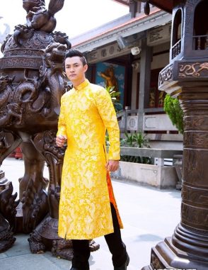 Áo dài nam gấm vàng rồng dành cho chú rể
