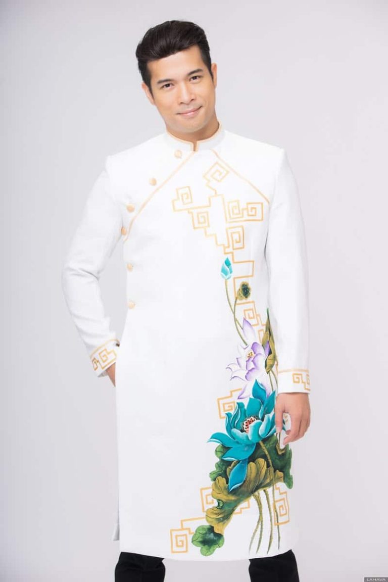 Áo dài nam trắng vẽ hoa sen