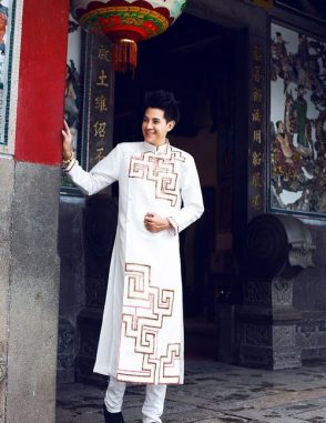 Áo dài nam trắng vẽ họa tiết