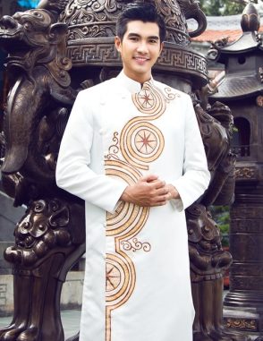 Áo dài nam trắng vẽ trống đồng cách điệu