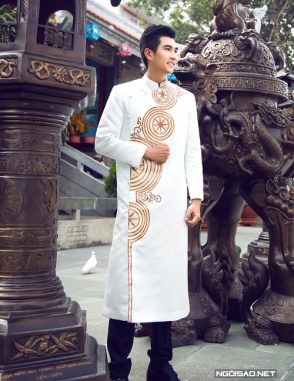 Áo dài nam cách tân trắng vẽ trống đồng cách điệu