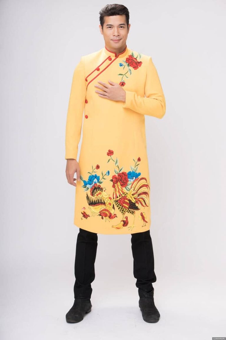 Áo dài nam vẽ hình con gà