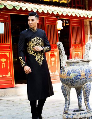 Áo dài nam đen họa tiết cá chép vàng
