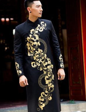 Áo dài nam đen lịch lãm với hoa văn chữ S