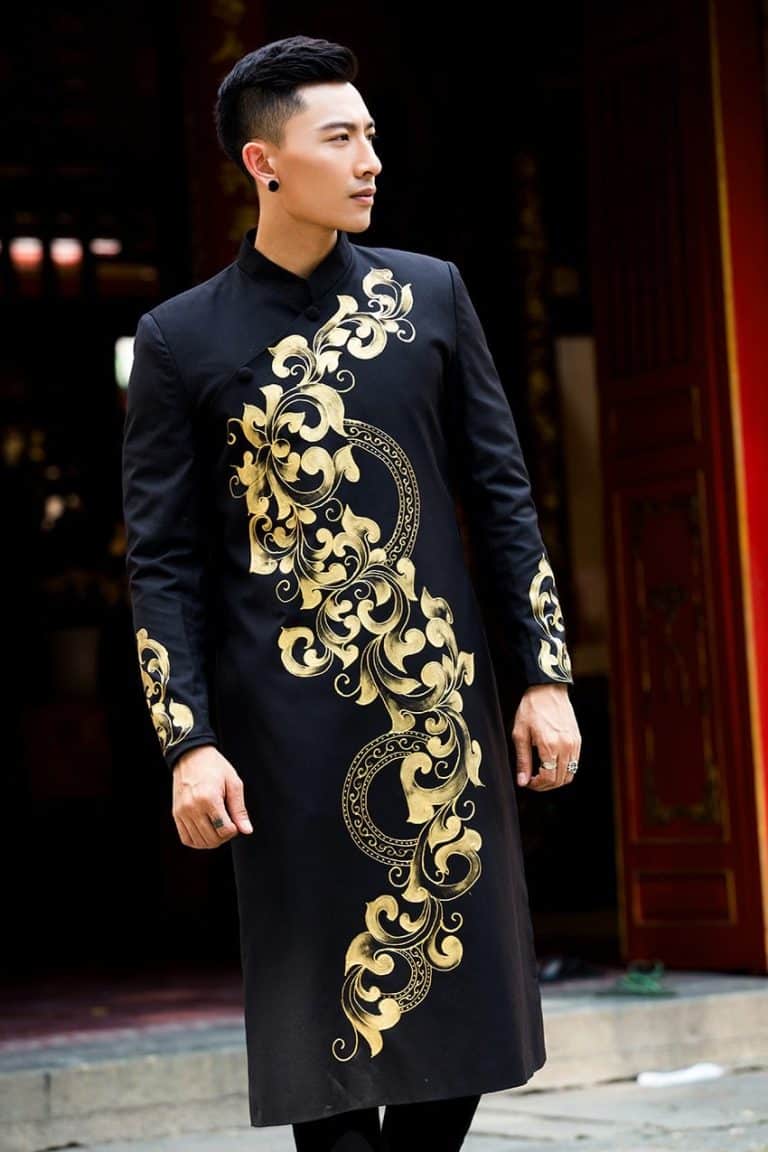 Áo dài nam đen lịch lãm với hoa văn chữ S
