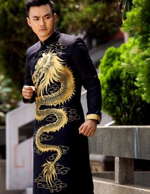 Áo dài nam đen nam tính với họa tiết rồng