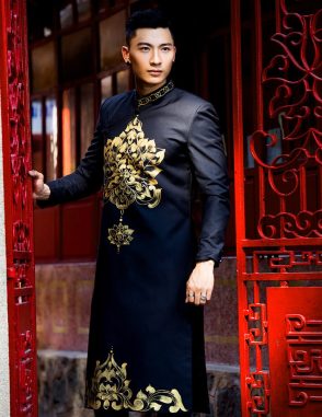 Áo dài nam cách tân đen vẽ họa tiết vàng đồng