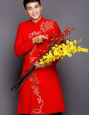 Áo dài nam cách tân đỏ vẽ hoa văn vàng