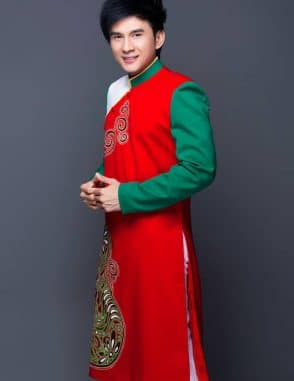 Áo dài nam đỏ phối màu sắc tươi trẻ
