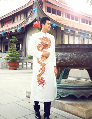 Áo dài nam cách tân trang nhã với họa tiết rồng
