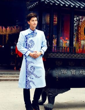 Áo dài nam tươi sáng với tông xanh da trời