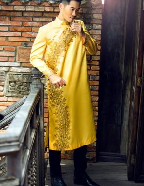 Áo dài nam cách tân vàng nổi bật hoa văn chữ S