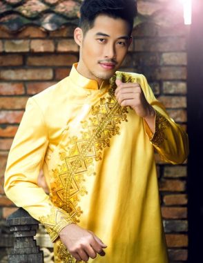 Áo dài nam cách tân vàng nổi bật hoa văn chữ S