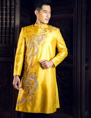 Áo dài nam cách tân vàng hoa văn uốn lượn