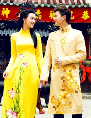 Áo dài nam cách tân vàng vẽ hoa sen tinh tế